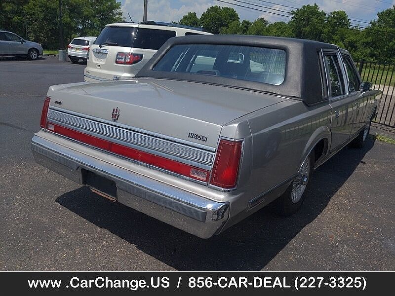 1989 Lincoln Town Car null image 2