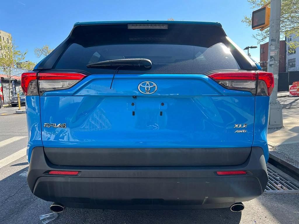 2019 Toyota RAV4 XLE image 4