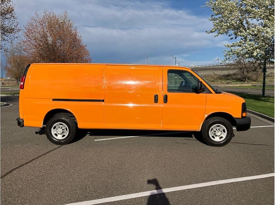 2006 Chevrolet Express 2500 image 1