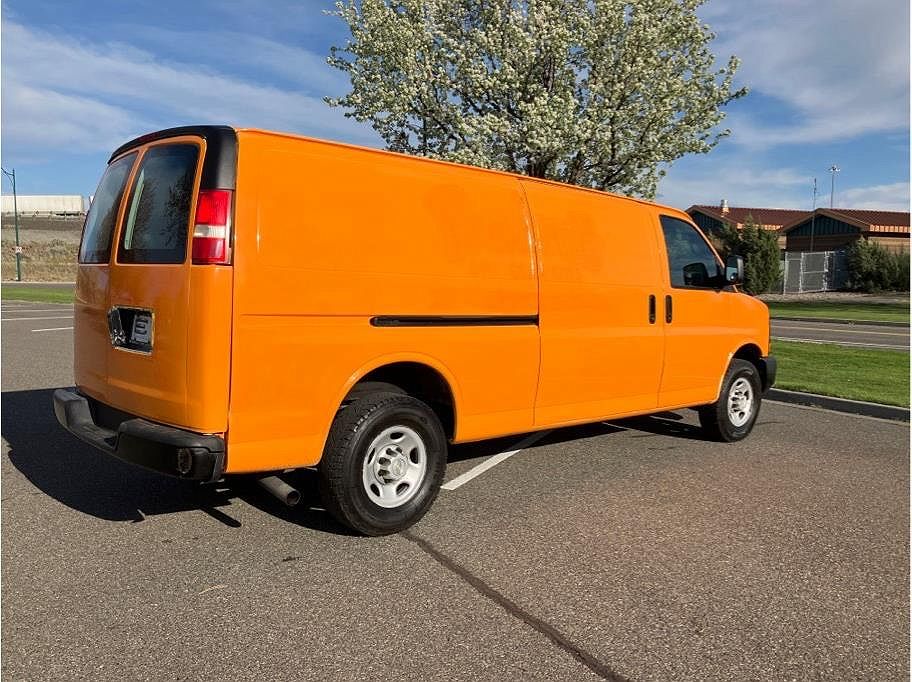 2006 Chevrolet Express 2500 image 2