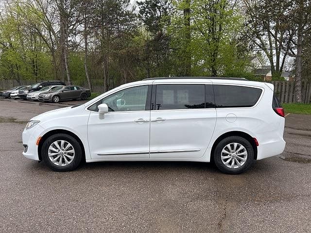 2017 Chrysler Pacifica null image 2