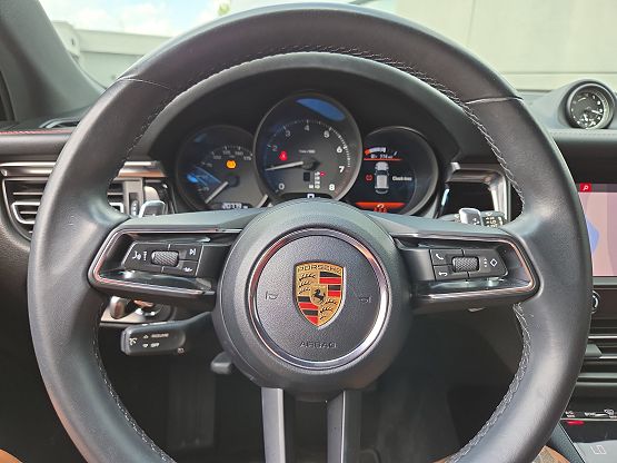 2022 Porsche Macan photo 9
