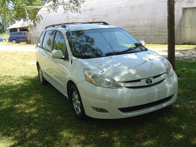 2010 Toyota Sienna XLE image 1
