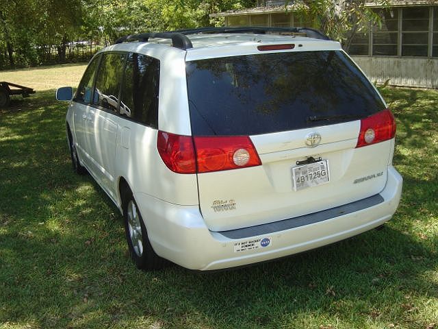2010 Toyota Sienna XLE image 4