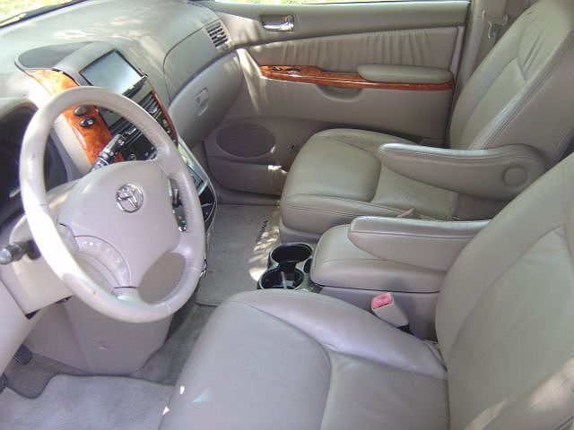 2010 Toyota Sienna XLE image 6
