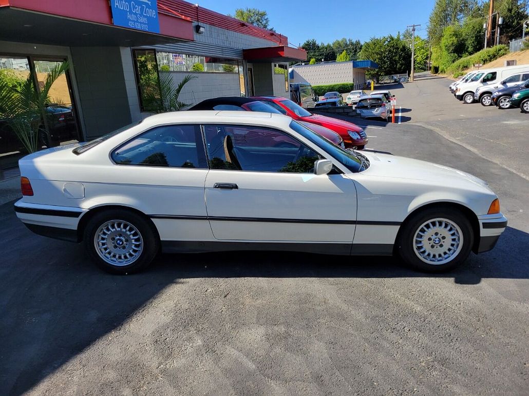1993 BMW 3 Series 318iS image 2