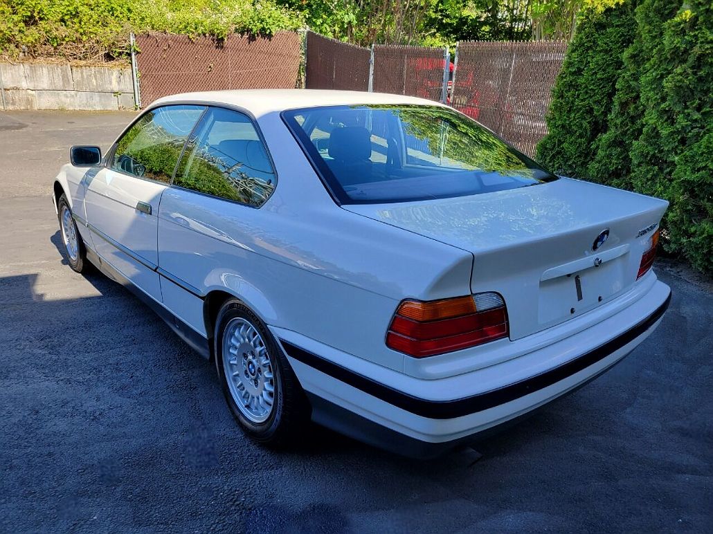 1993 BMW 3 Series 318iS image 5