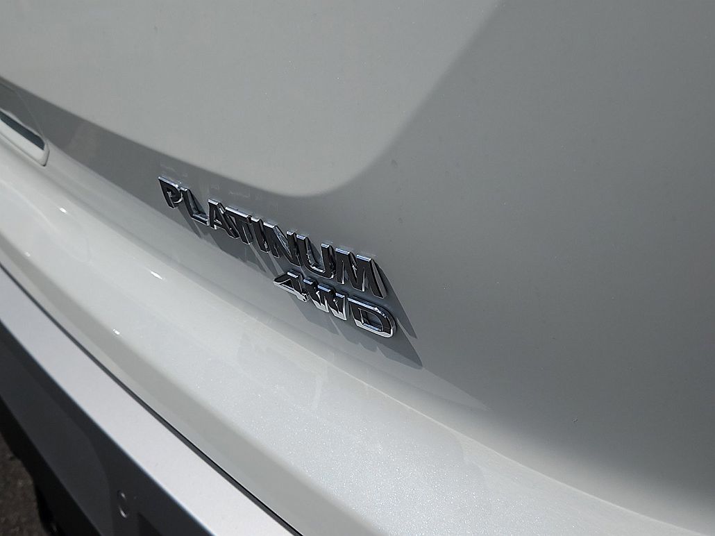 2024 Nissan Pathfinder Platinum image 2