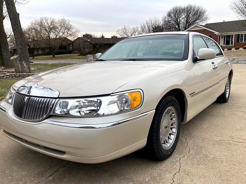 2001 Lincoln Town Car Cartier image 0