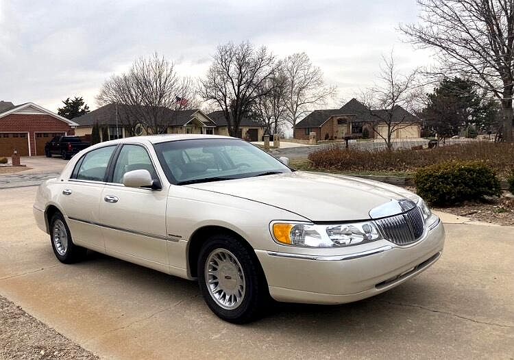 2001 Lincoln Town Car Cartier image 9