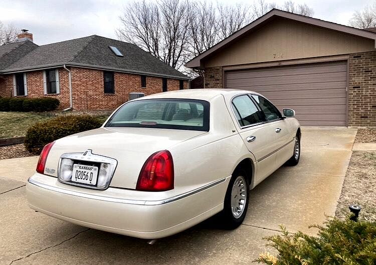 2001 Lincoln Town Car Cartier image 10