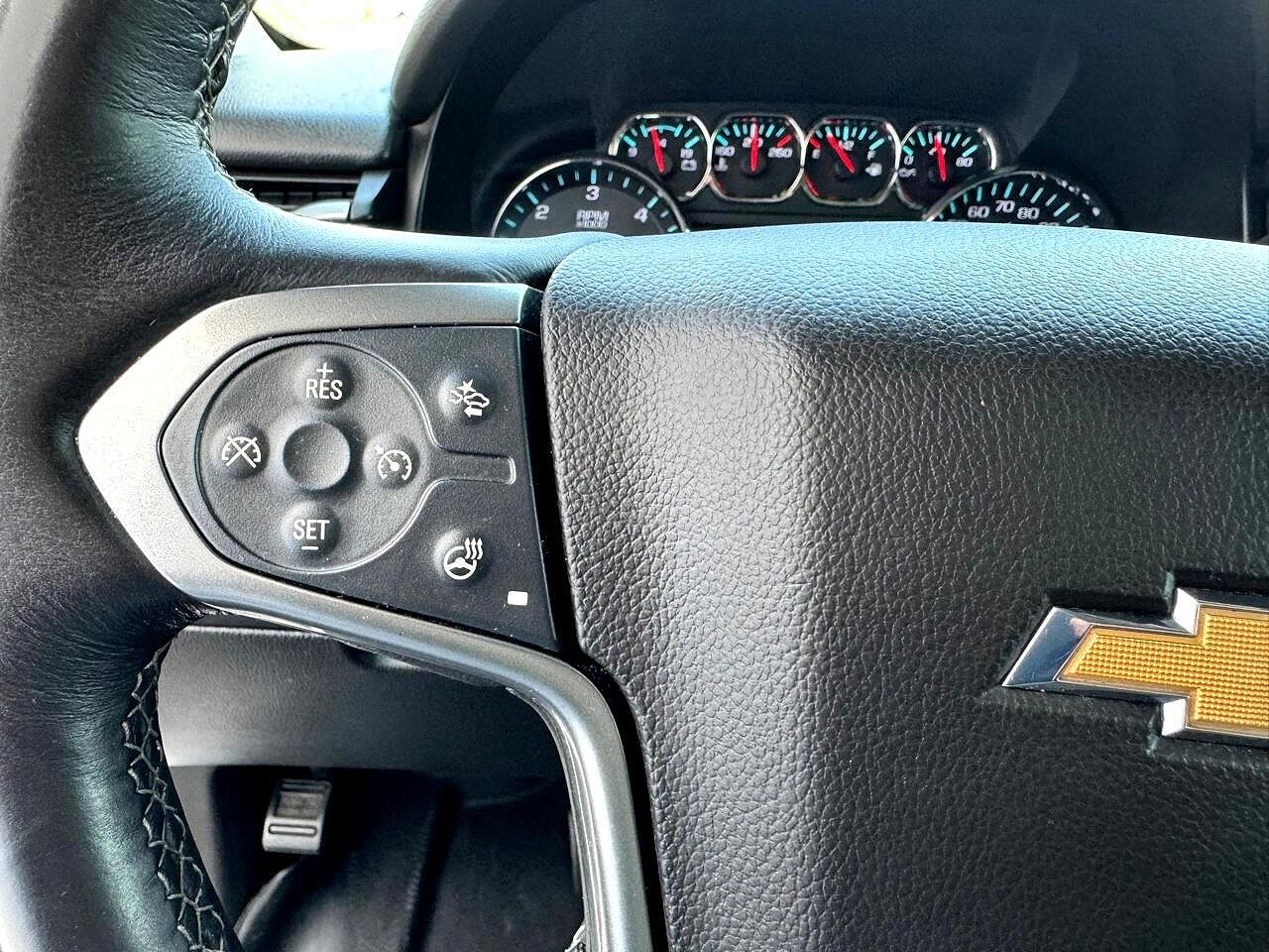 2015 Chevrolet Suburban LTZ image 13
