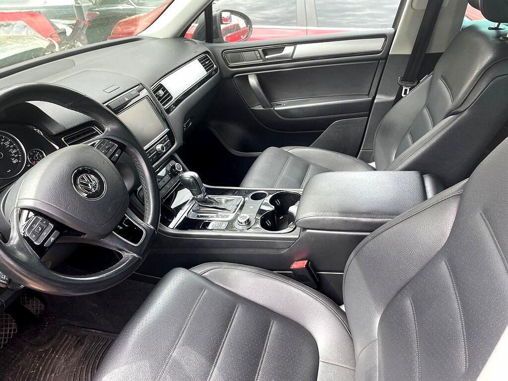 2011 Volkswagen Touareg Sport image 3