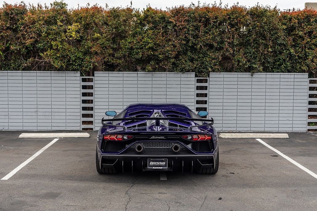 2019 Lamborghini Aventador SVJ image 3
