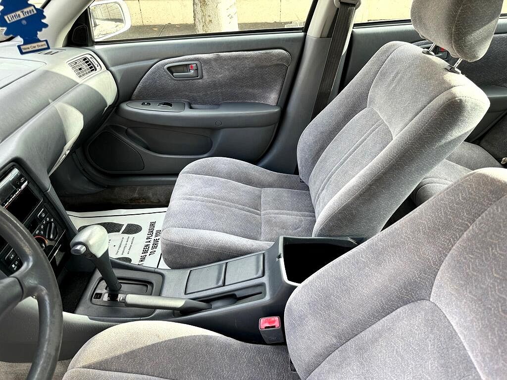 1999 Toyota Camry LE image 12