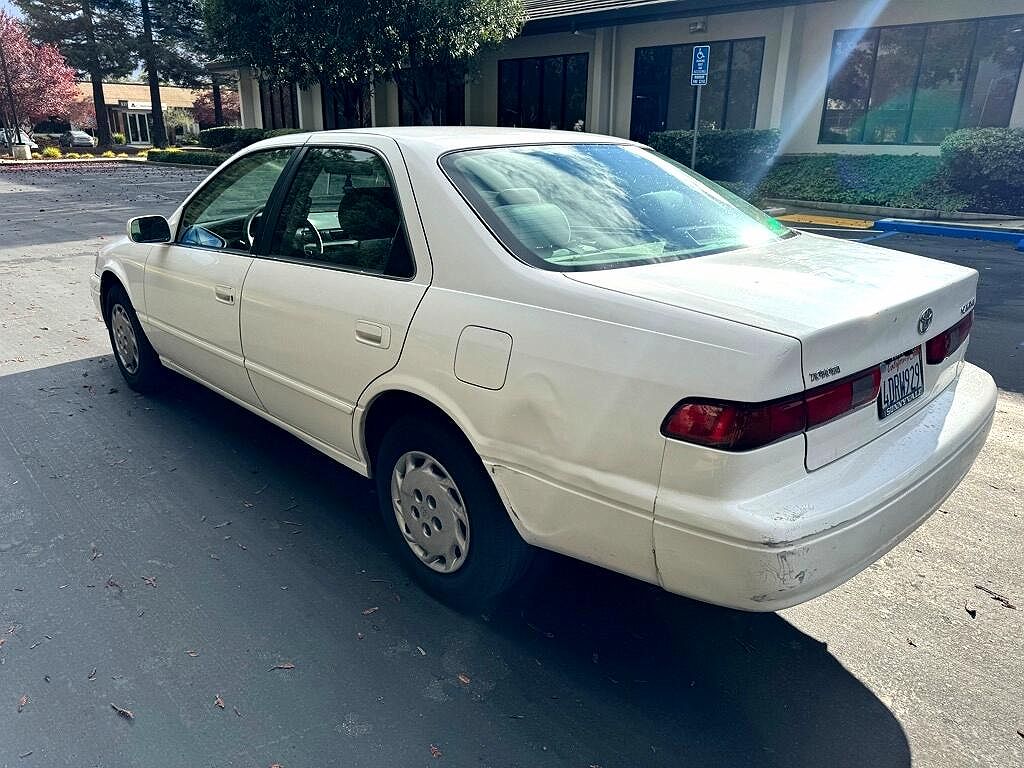 1999 Toyota Camry LE image 2