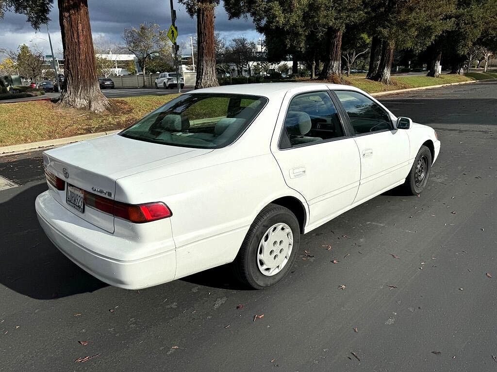 1999 Toyota Camry LE image 5