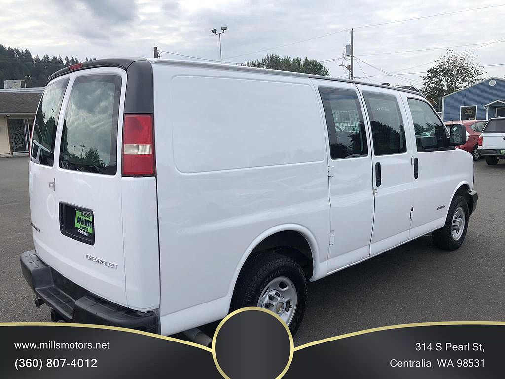 2004 Chevrolet Express 2500 image 1