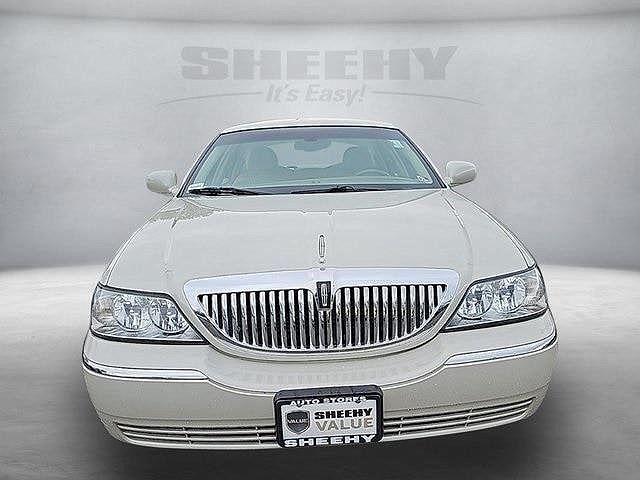 2005 Lincoln Town Car Signature image 1