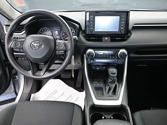 2019 Toyota RAV4 LE photo 8
