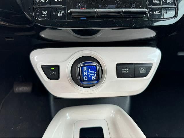 2017 Toyota Prius Four image 12
