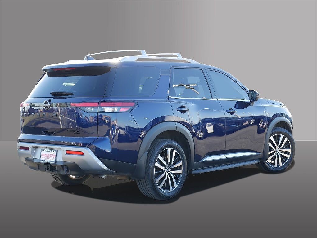 2023 Nissan Pathfinder Platinum image 2
