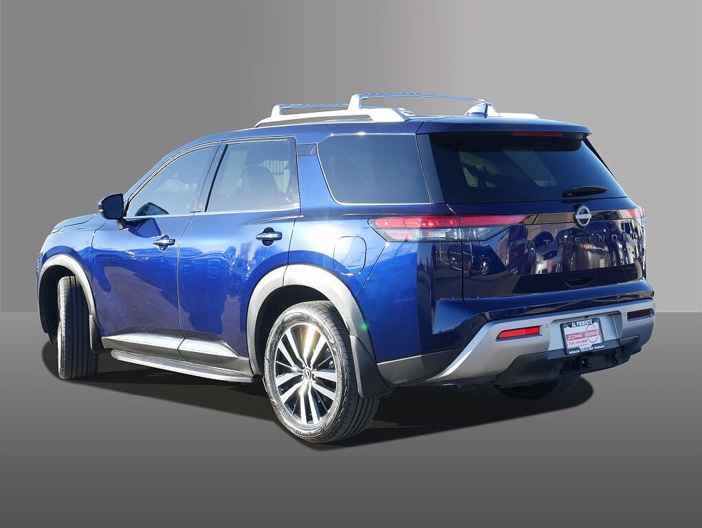 2023 Nissan Pathfinder Platinum image 3