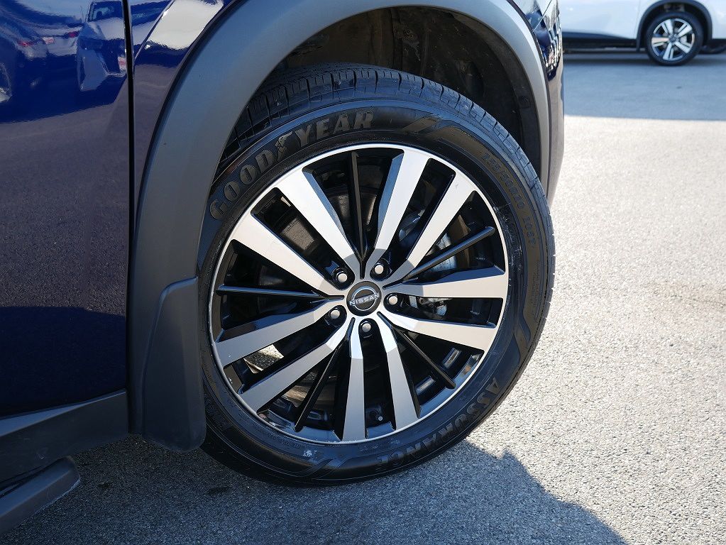 2023 Nissan Pathfinder Platinum image 4
