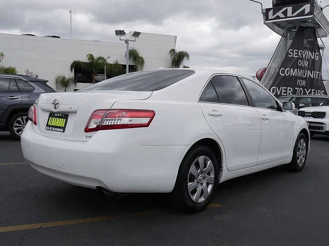 2010 Toyota Camry LE image 3