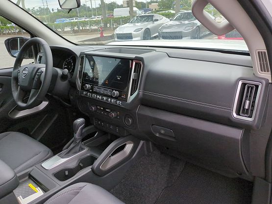 2025 Nissan Frontier SV photo 11
