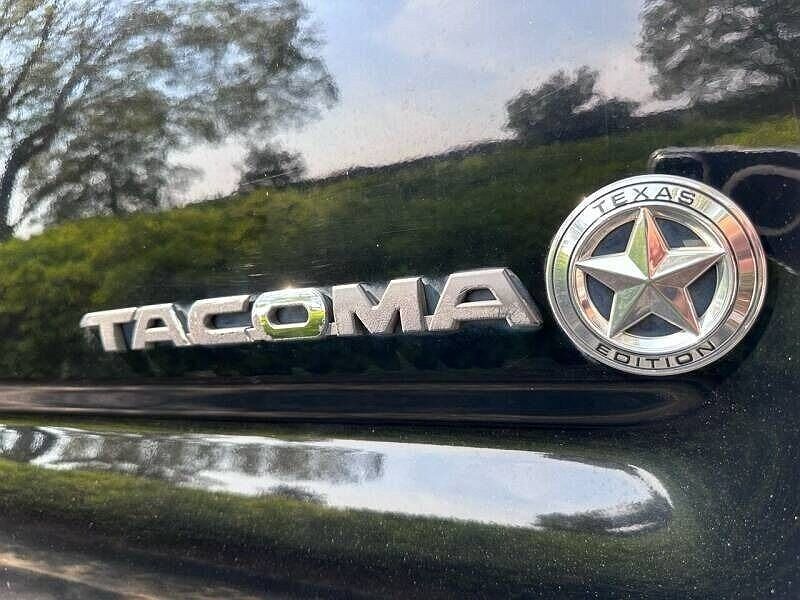 2015 Toyota Tacoma null image 16