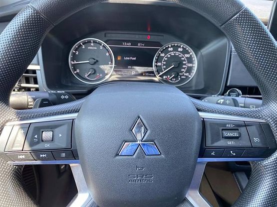 2024 Mitsubishi Outlander ES photo 11