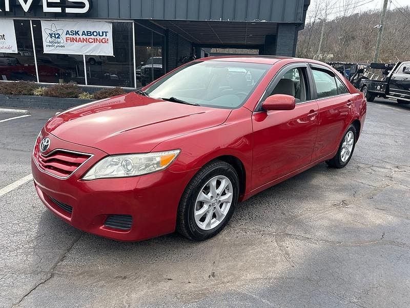 2011 Toyota Camry LE image 0