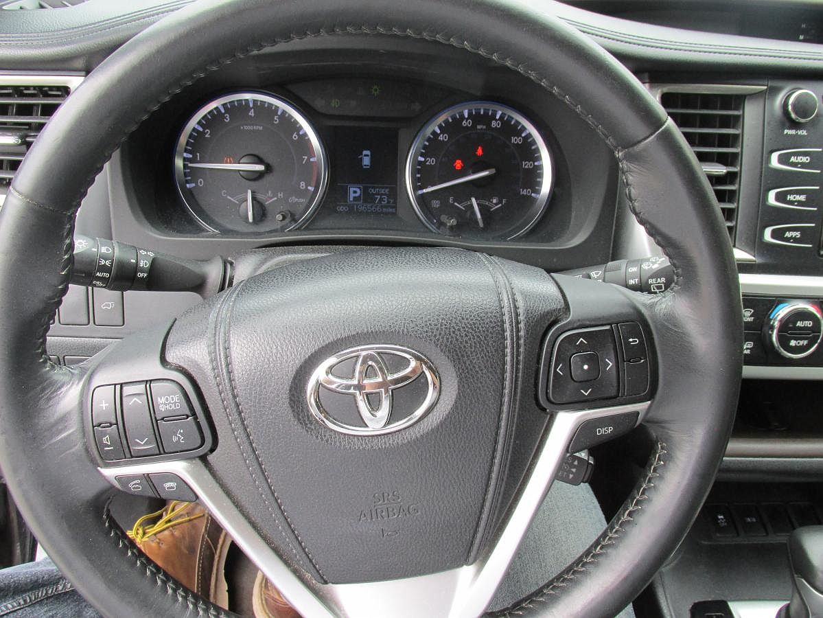 2014 Toyota Highlander LE image 14
