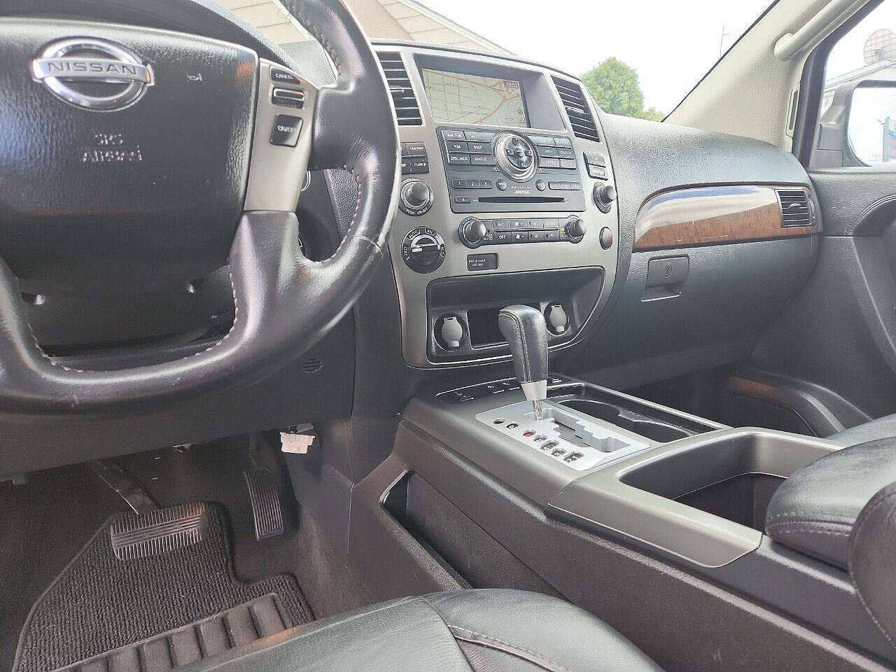 2015 Nissan Armada Platinum Edition image 33