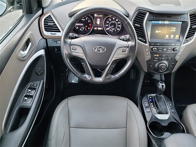 2017 Hyundai Santa Fe SE image 13