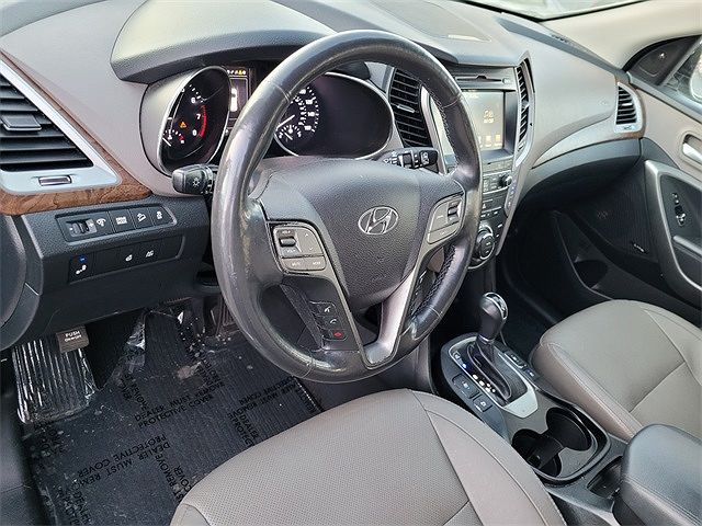 2017 Hyundai Santa Fe SE image 15