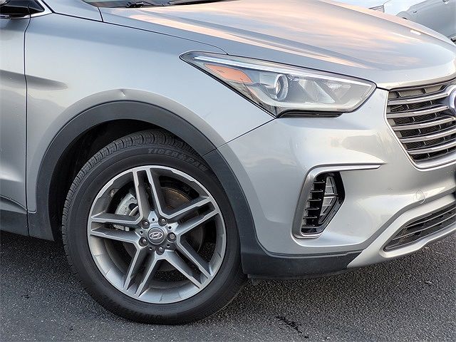 2017 Hyundai Santa Fe SE image 4