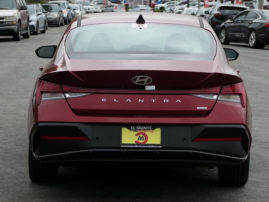2024 Hyundai Elantra Limited Edition image 3