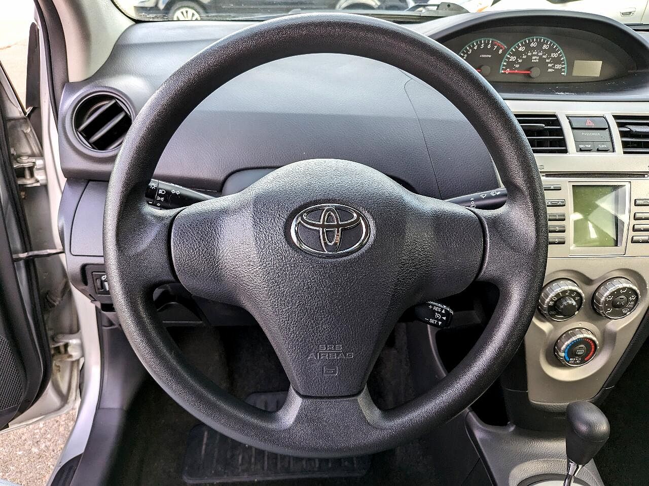 2010 Toyota Yaris Base image 17