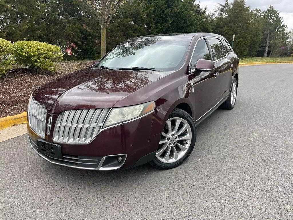 2011 Lincoln MKT null image 2
