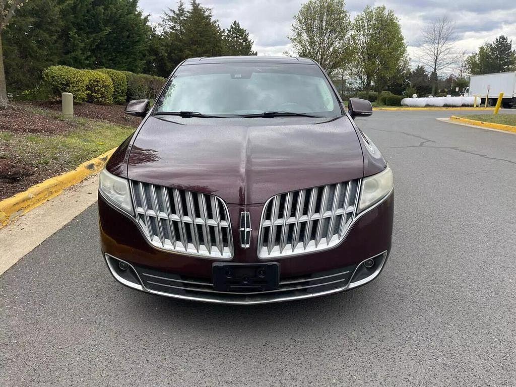 2011 Lincoln MKT null image 3