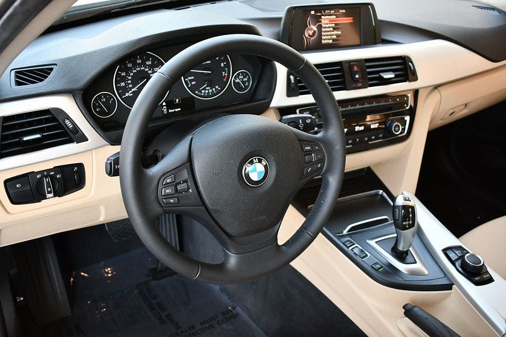 2017 BMW 3 Series 320i image 11