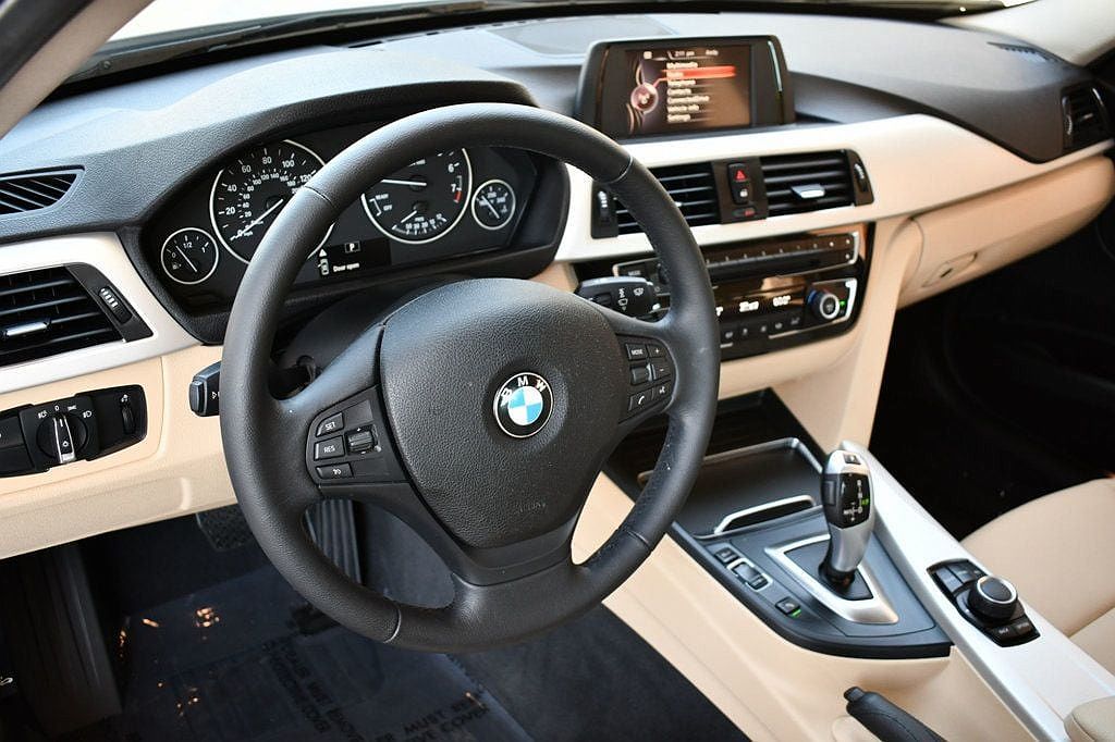 2017 BMW 3 Series 320i image 35