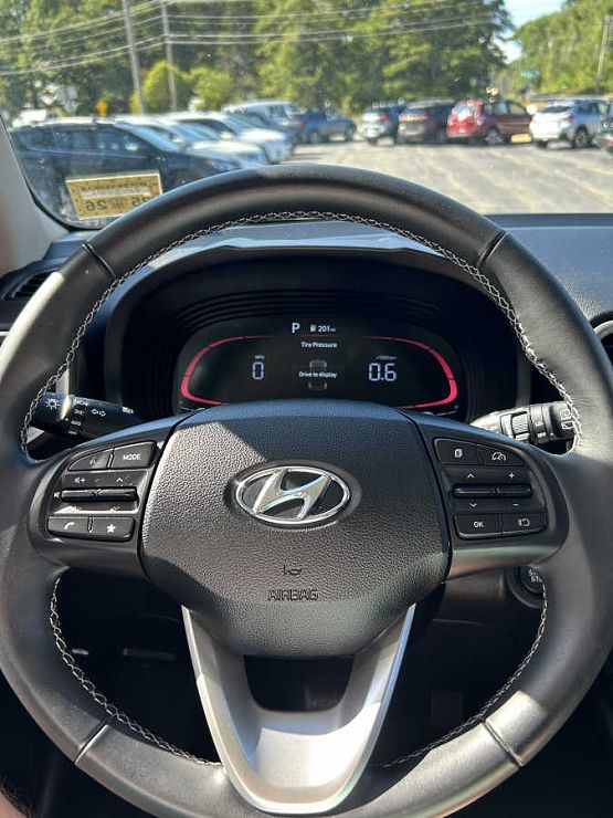 2024 Hyundai Venue SEL photo 2