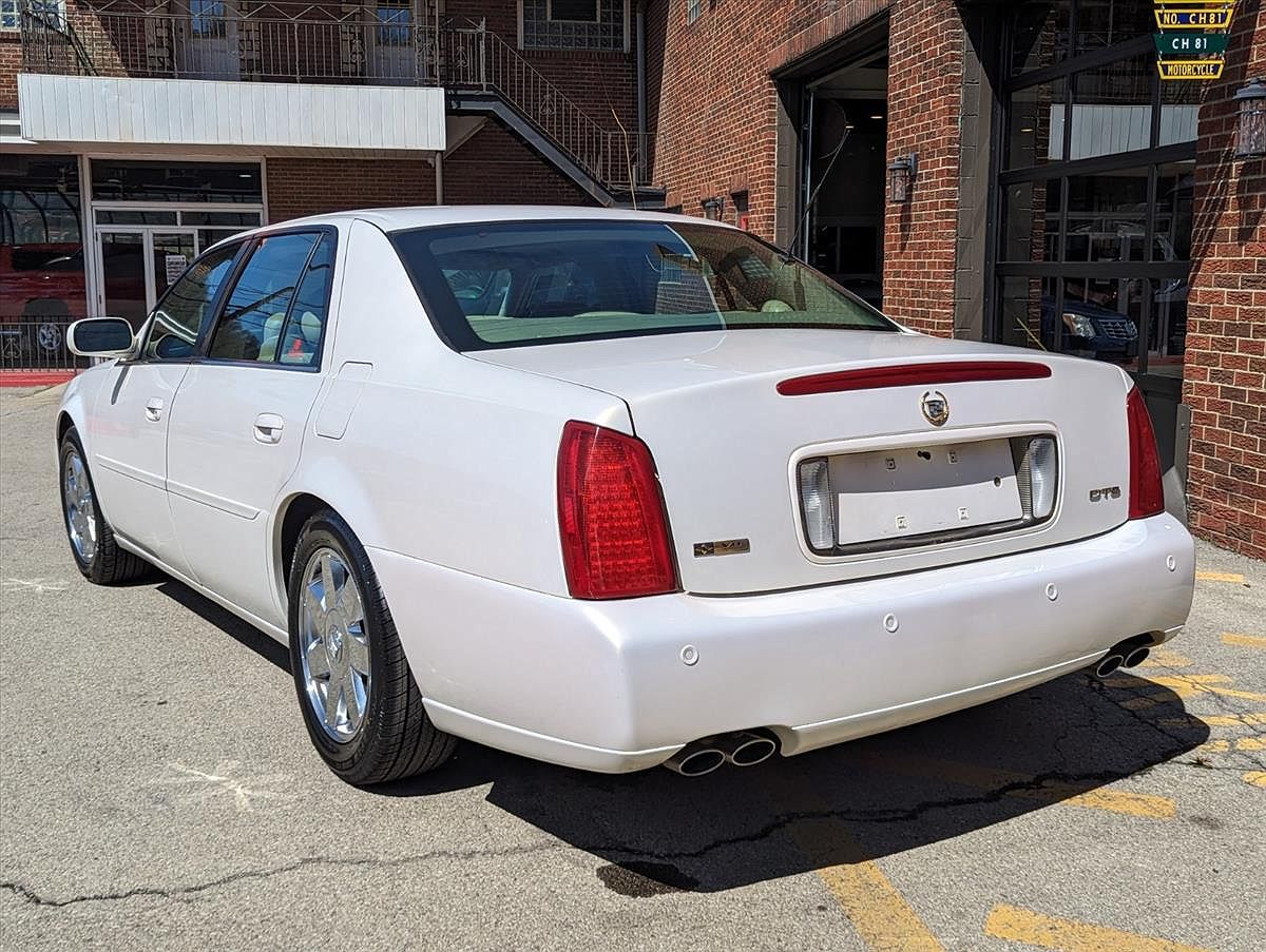 2004 Cadillac DeVille DTS image 3