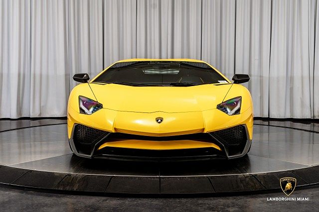 2016 Lamborghini Aventador null image 1