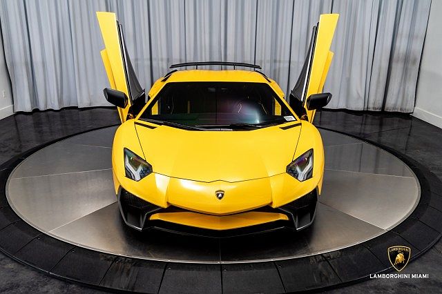 2016 Lamborghini Aventador null image 3