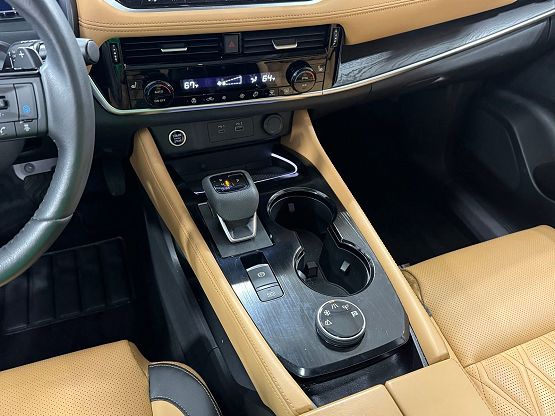 2023 Nissan Rogue Platinum photo 11