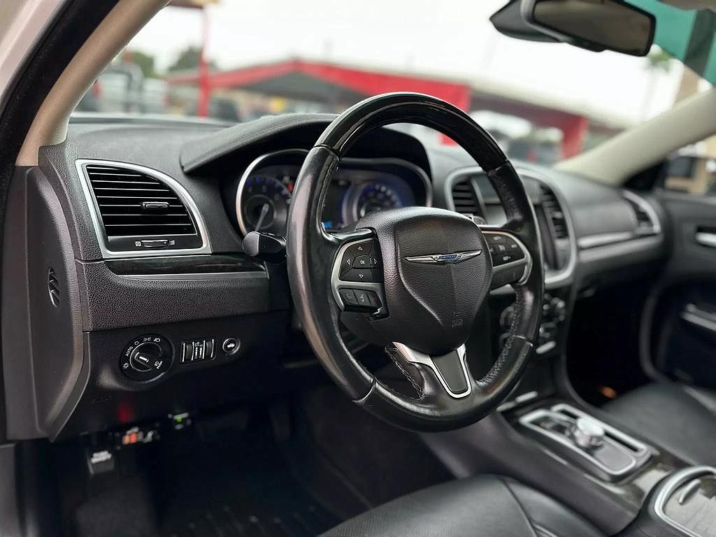 2015 Chrysler 300 C image 18